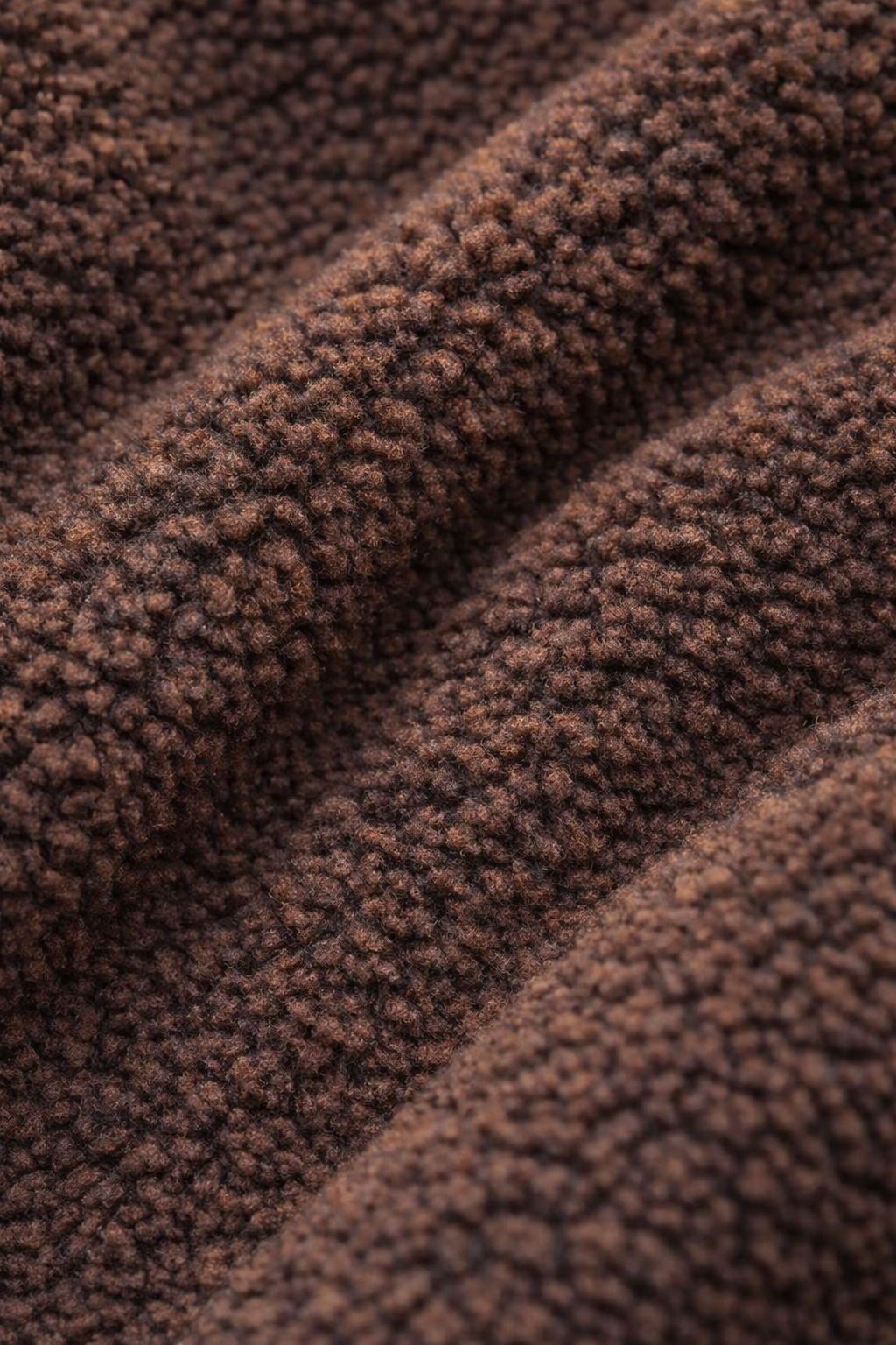Detailfoto van de zachte teddystof in chocoladebruin