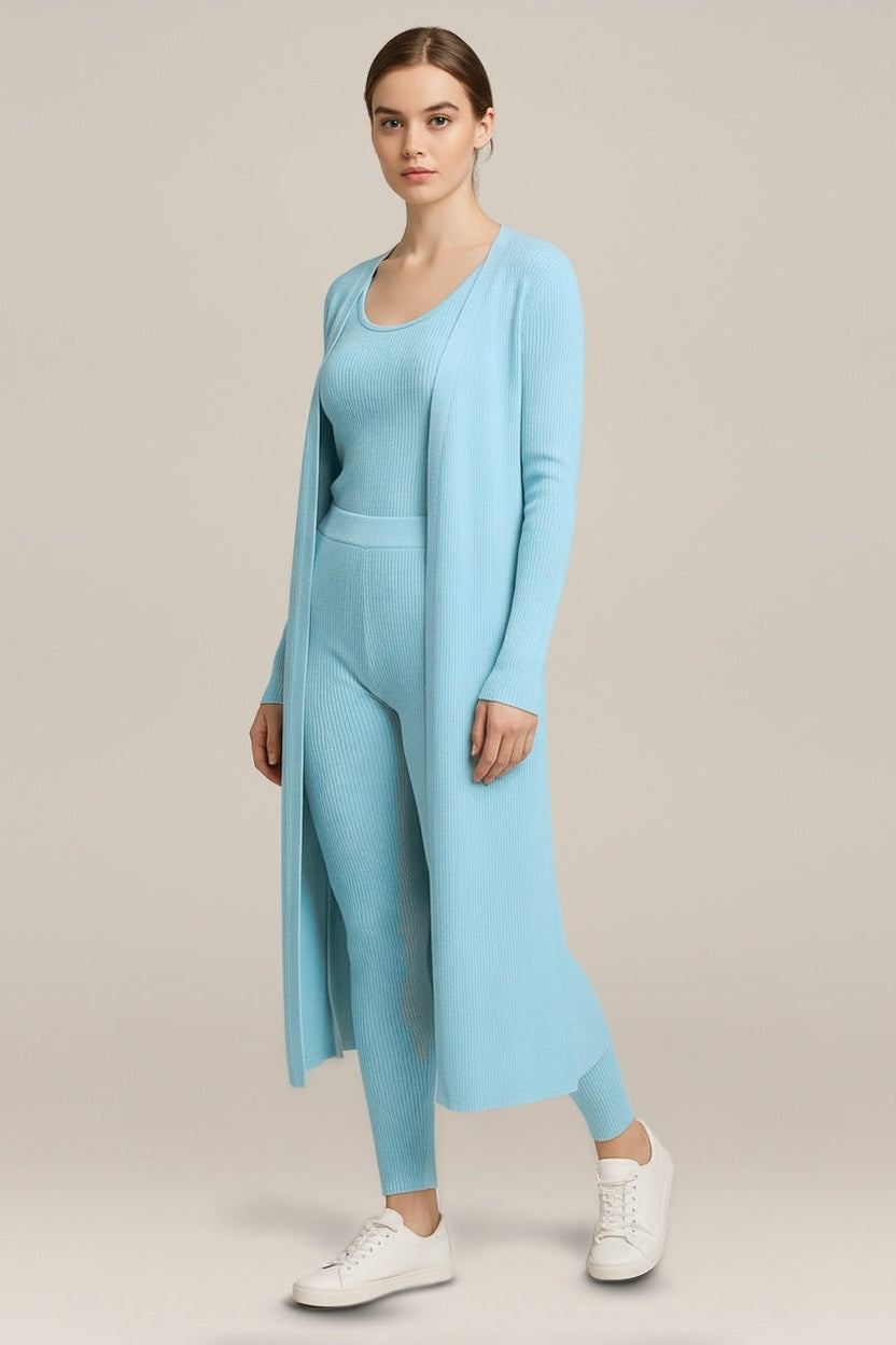 Driedelige Gebreide Set Dames – Lang Vest, Top en Broek in lichtblauw – vooraanzicht