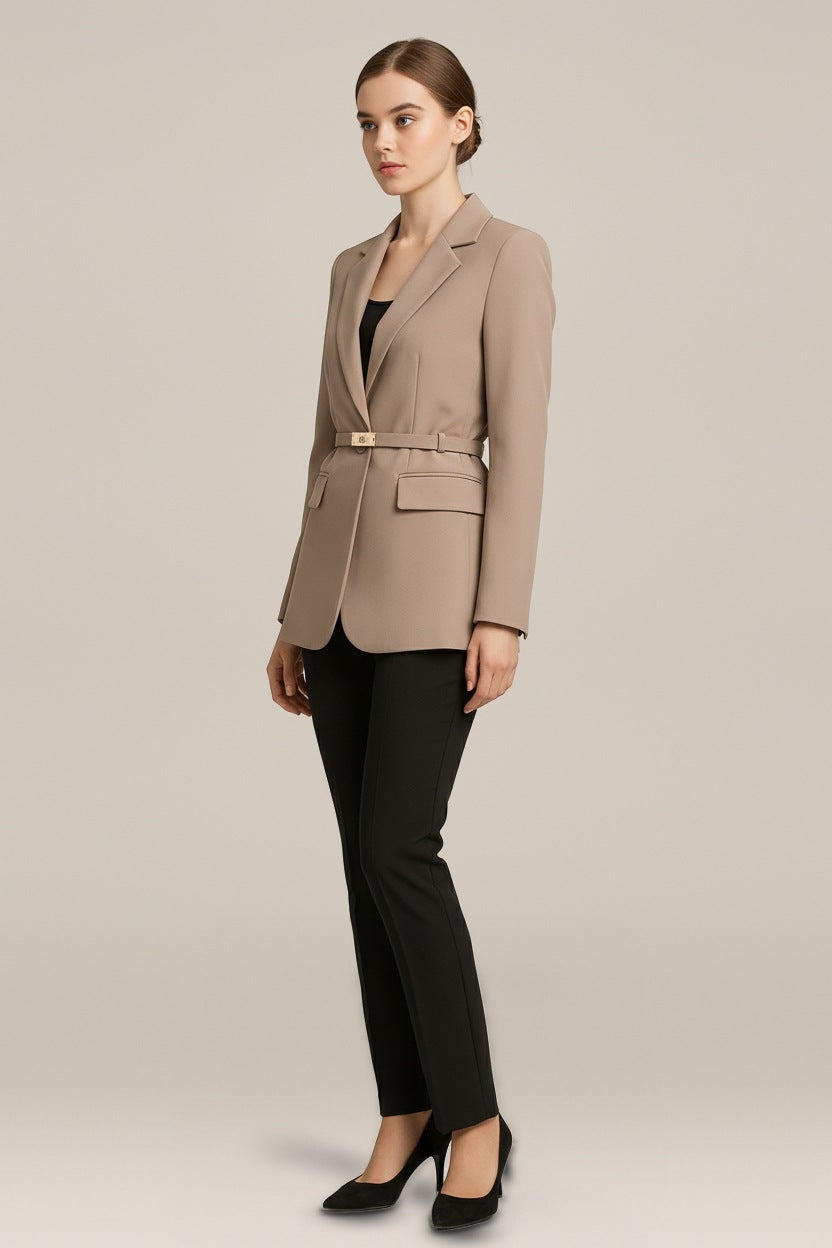 Dames Blazer Getailleerd met Reverskraag — Alba in Bruin – vooraanzicht