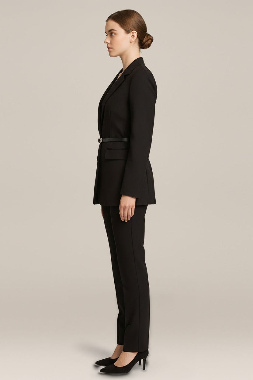 Dames Blazer Getailleerd met Reverskraag — Alba in Zwart – zijaanzicht
