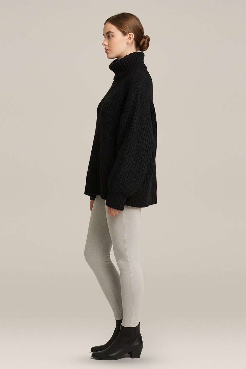Grofgebreide Coltrui Dames – Korte Oversized Trui — Brynja in Zwart – zijaanzicht