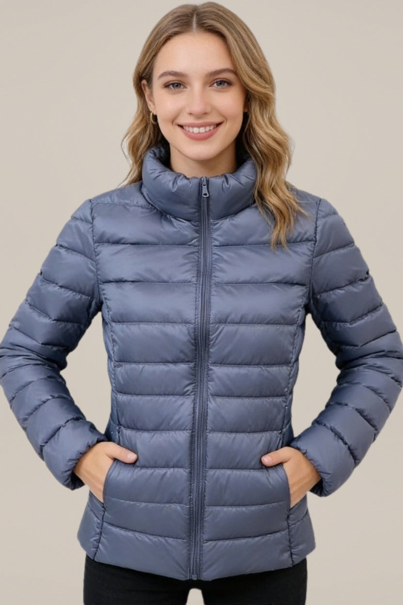 Lichte Pufferjas Dames – Gewatteerde Jas met Opstaande Kraag — Dariela – Blauw – productfoto