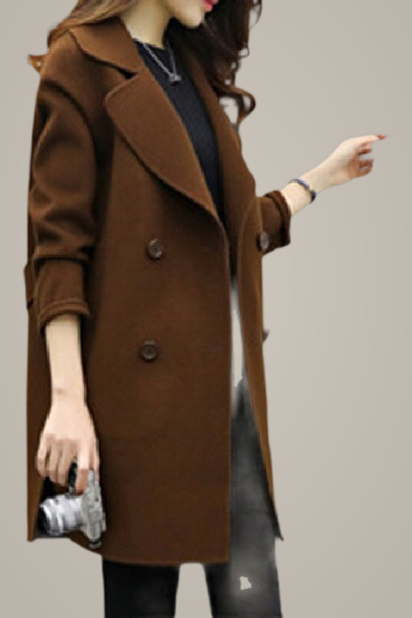 Dubbelrijige Slim Fit Mantel in Wollook — Leandra – Bruin – productfoto