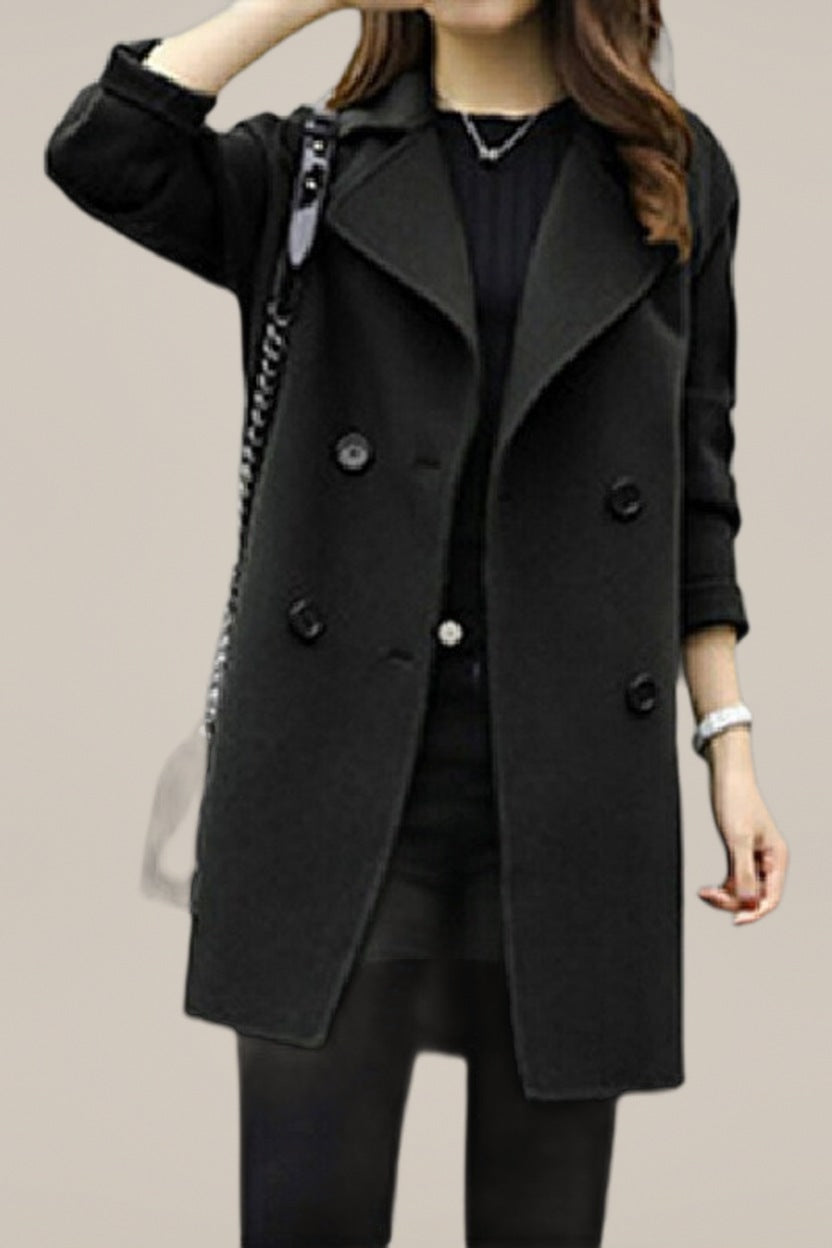 Dubbelrijige Slim Fit Mantel in Wollook — Leandra – Zwart – productfoto
