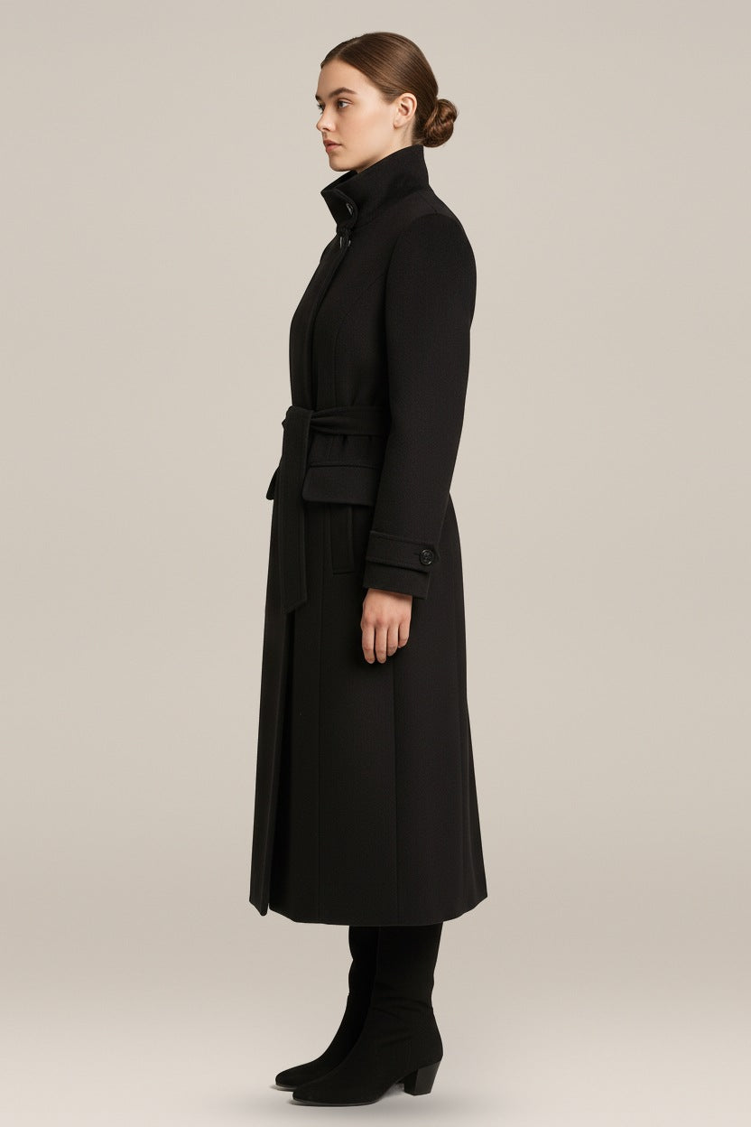 Lange Jas Dames met Hoge Kraag en Ceintuur – Wollook Mantel — Philine in Zwart – zijaanzicht