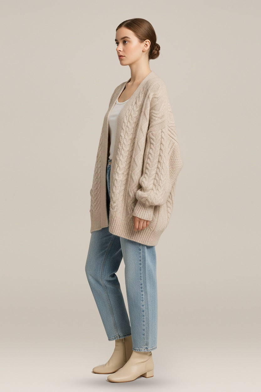 Kabelgebreid Vest Dames met Knopen – Oversized Cardigan — Rhona in Crème – zijaanzicht