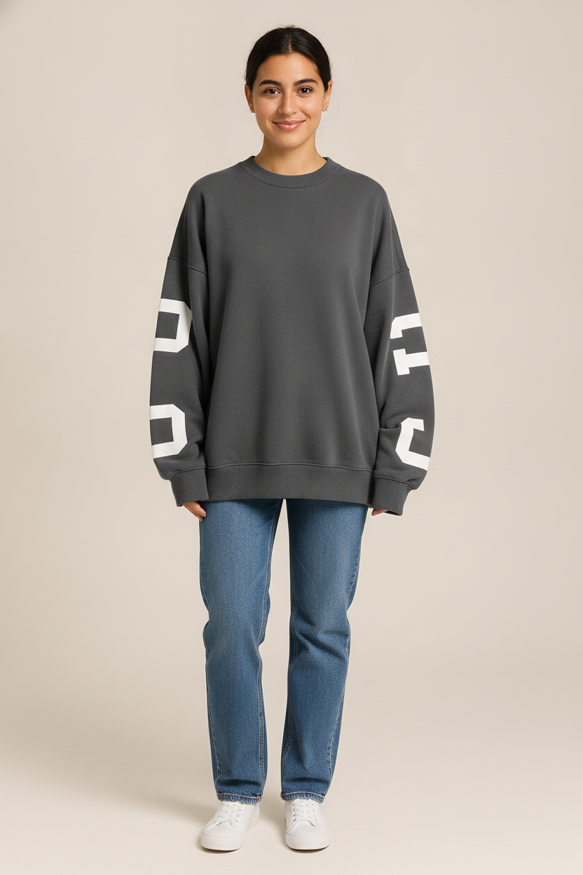 Oversized Sweater Dames met Letterprint – Varsity Trui — Lucia – Donkergrijs – vooraanzicht