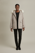 Winterjas Dames met Bontkraag Capuchon – Korte Parka — Quilla – Beige – vooraanzicht