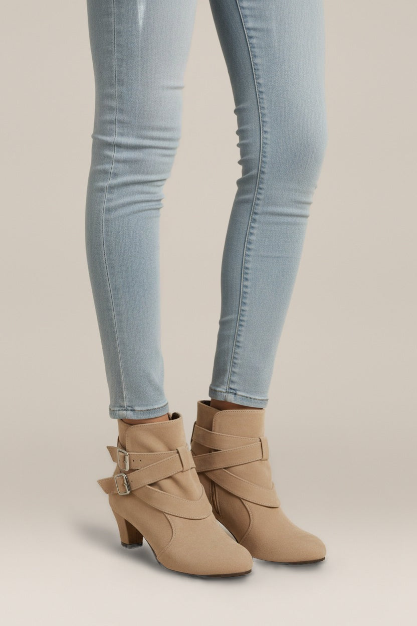 Enkellaarsjes Dames met Hak en Gespen – Suèdelook — Hedda – Beige – vooraanzicht