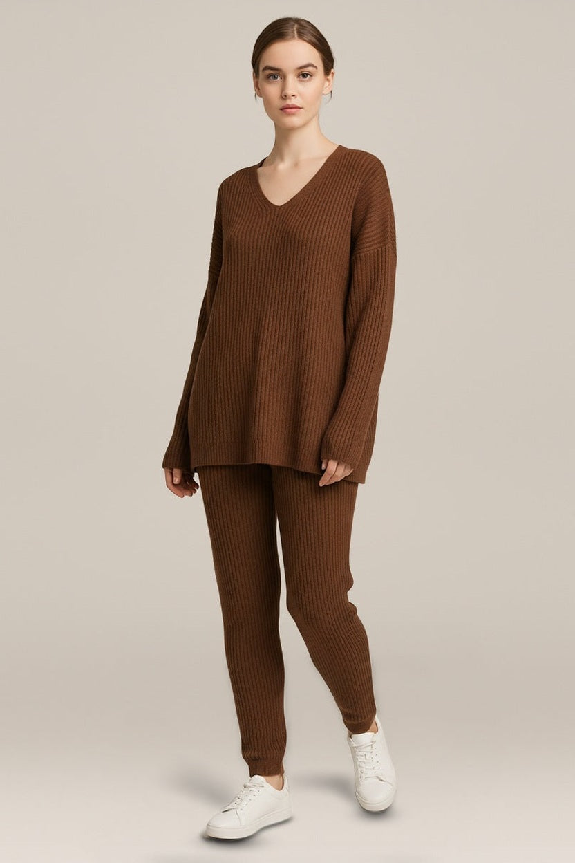 Ribgebreide Set Dames – Trui met V-Hals en Broek in donkerbruin – vooraanzicht