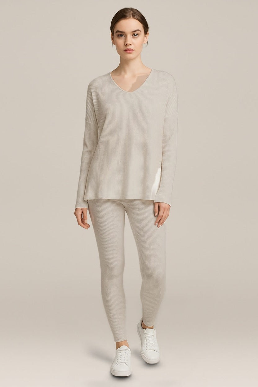 Ribgebreide Set Dames – Trui met V-Hals en Broek in gebroken wit – vooraanzicht