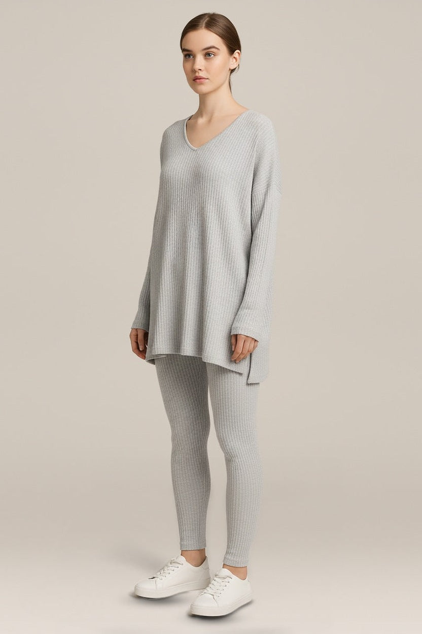 Ribgebreide Set Dames – Trui met V-Hals en Broek in lichtgrijs – vooraanzicht