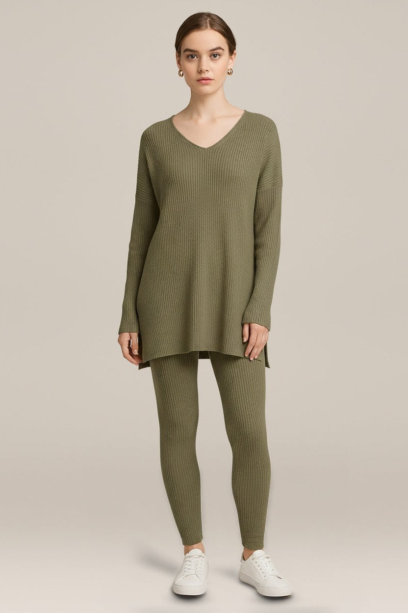 Ribgebreide Set Dames – Trui met V-Hals en Broek in olijfgroen – vooraanzicht