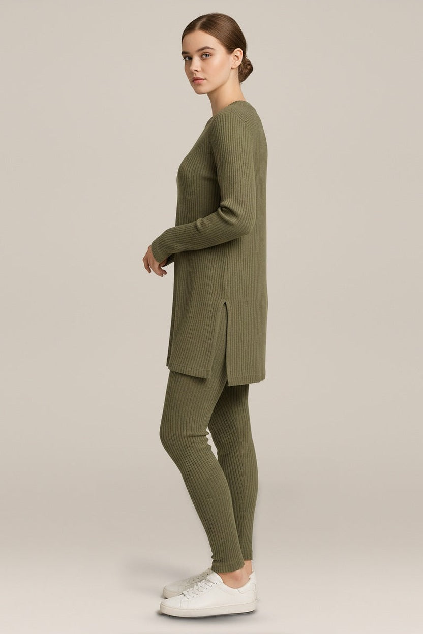 Ribgebreide Set Dames – Trui met V-Hals en Broek in olijfgroen – zijaanzicht