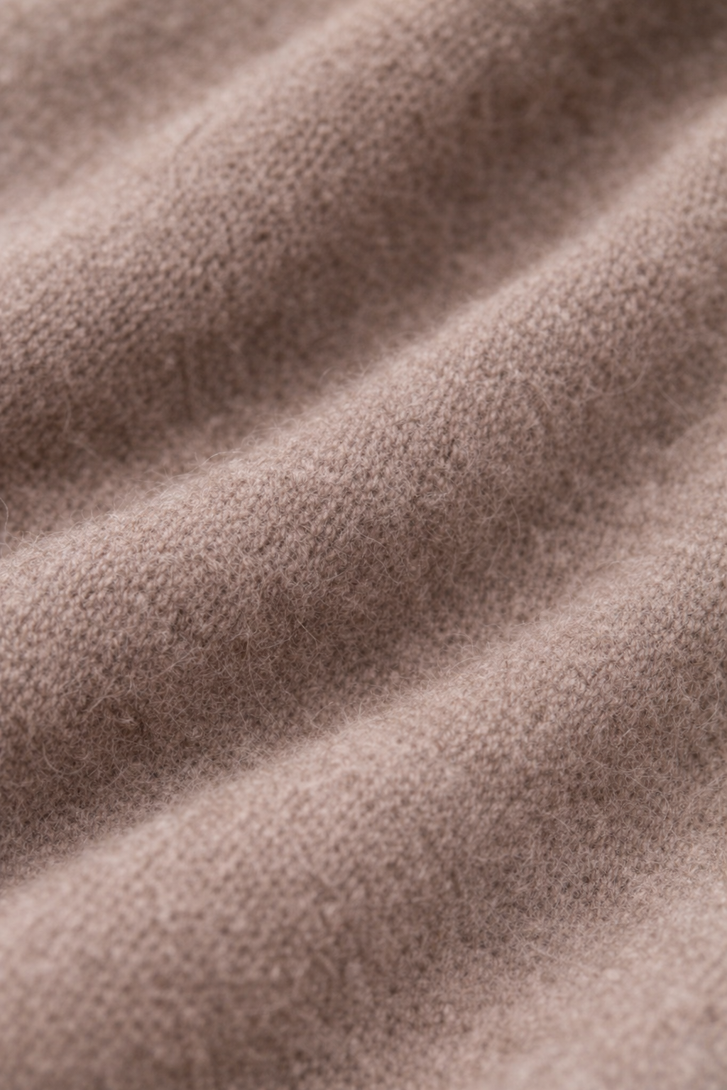 Gebreid Vest met Knoopsluiting en Ronde Hals — Amalia – Bruin – detail