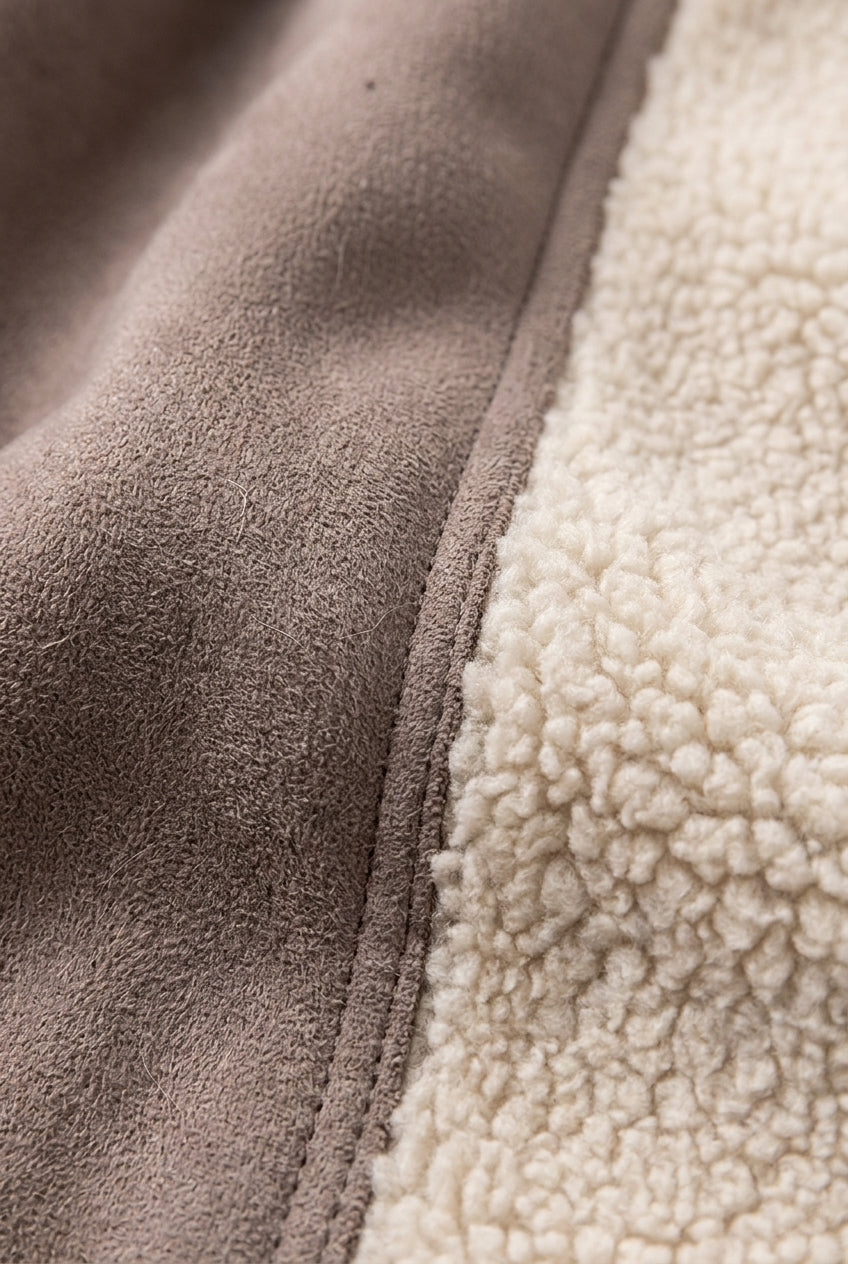 Suèdelook Jas met Capuchon en Teddyvoering — Nienke – materiaaldetail