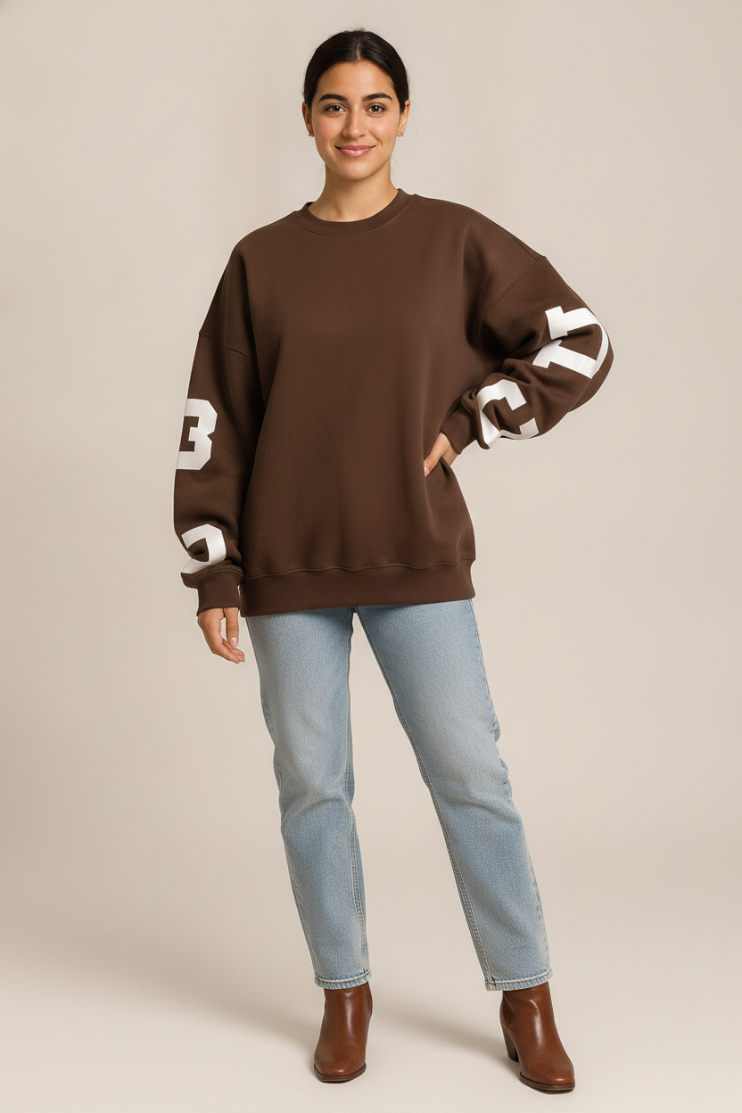 Oversized Sweater Dames met Letterprint – Varsity Trui — Lucia – Bruin – vooraanzicht