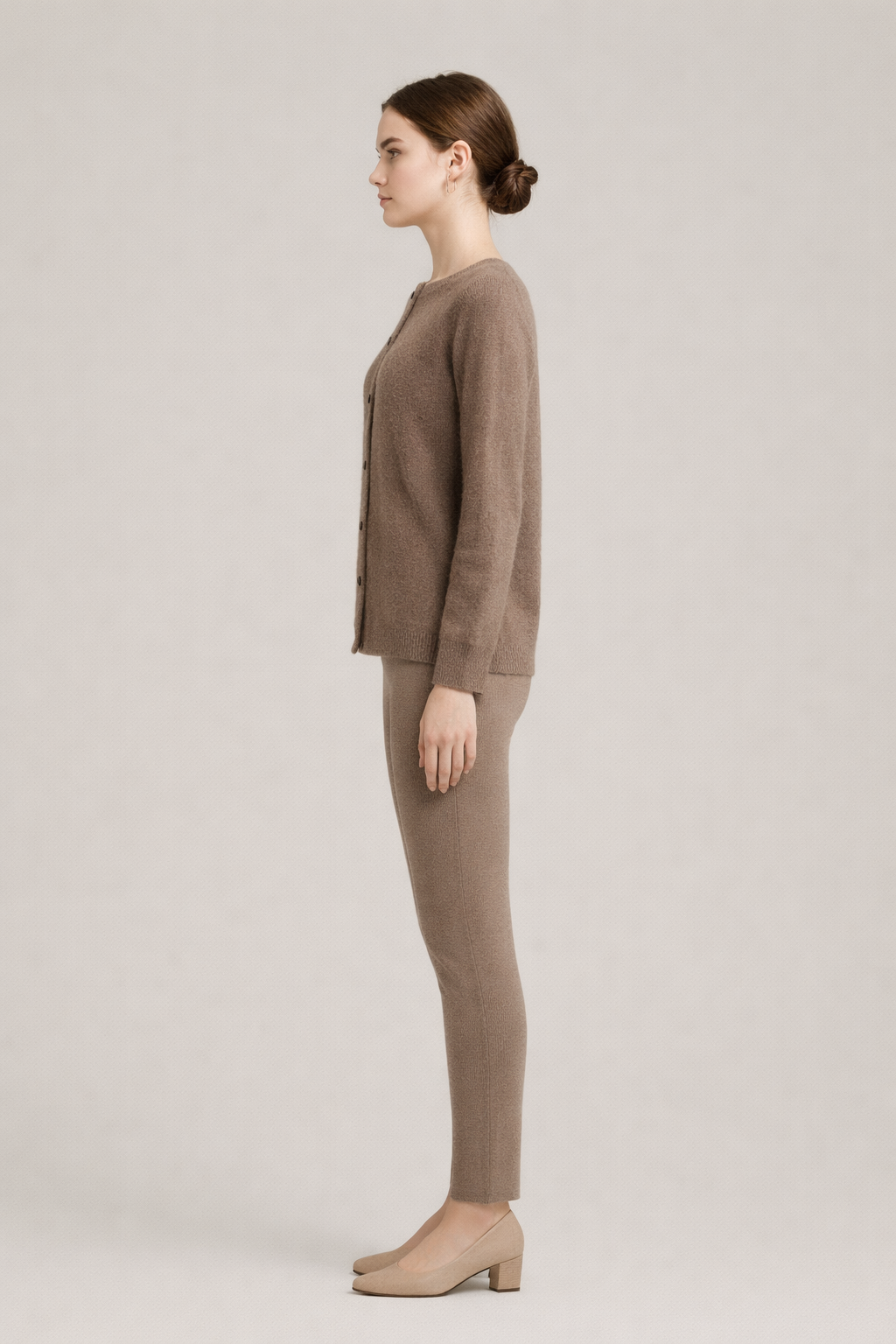 Gebreid Vest met Knoopsluiting en Ronde Hals — Amalia – Bruin – zijaanzicht