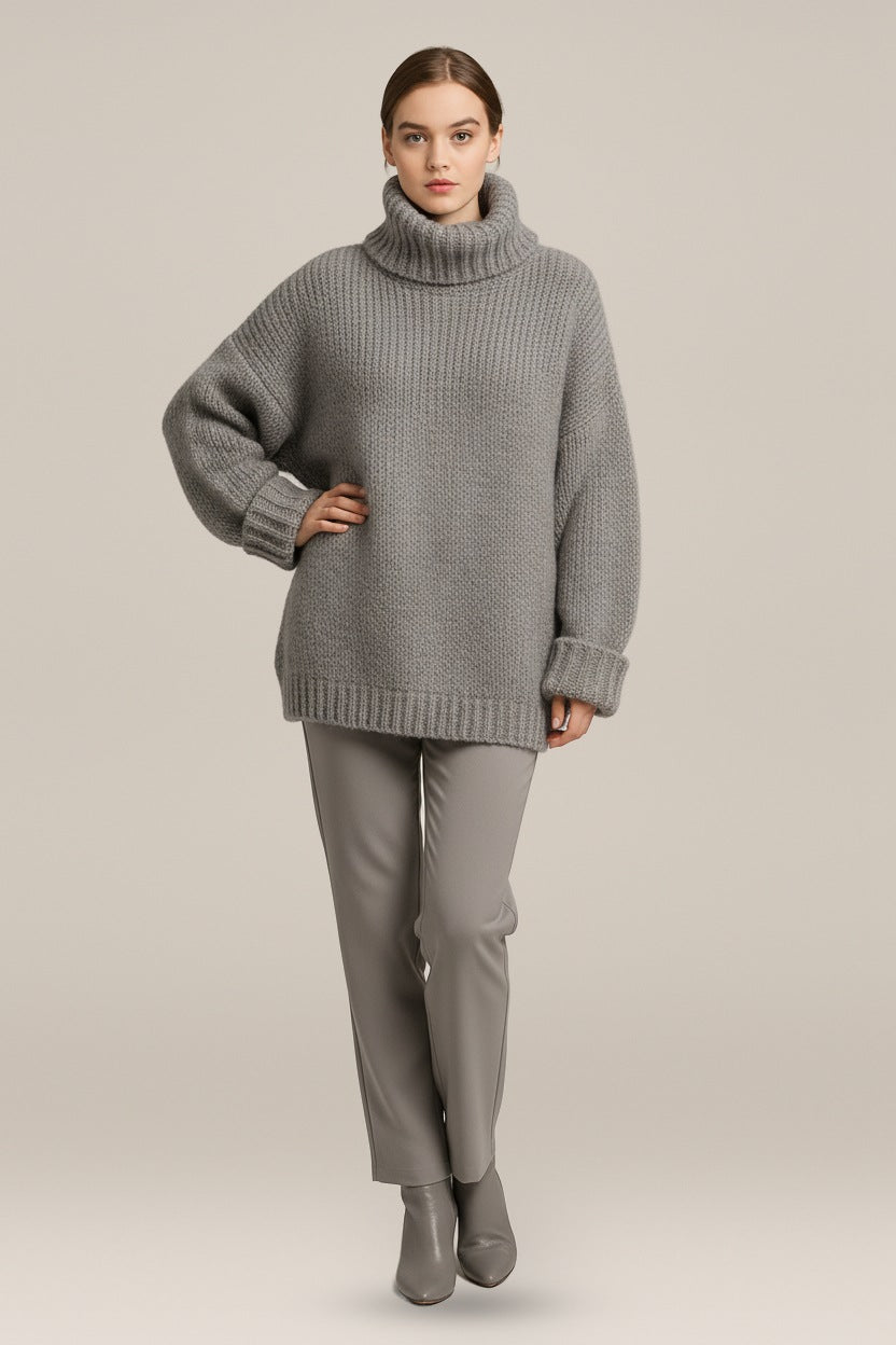 Grofgebreide Coltrui Dames – Korte Oversized Trui — Brynja in Lichtgrijs – vooraanzicht