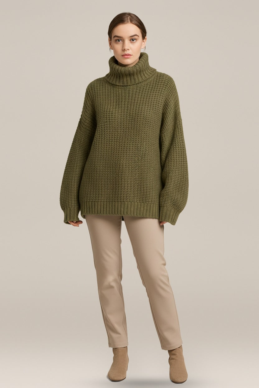 Grofgebreide Coltrui Dames – Korte Oversized Trui — Brynja in Olijfgroen – vooraanzicht