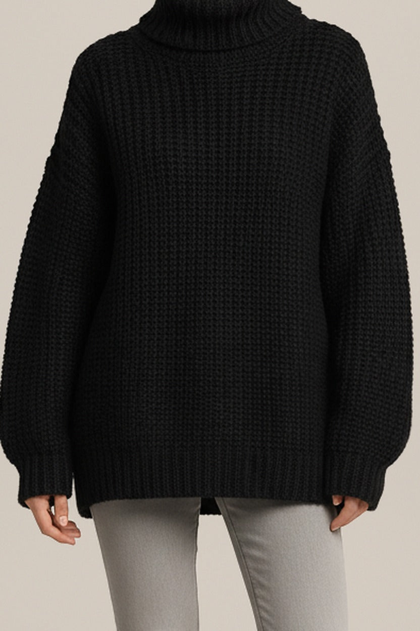 Grofgebreide Coltrui Dames – Korte Oversized Trui — Brynja in Zwart – close-up
