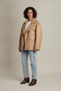Korte Jas Dames in Leerlook – Oversized Jasje met Revers — Sabine – Camel – vooraanzicht