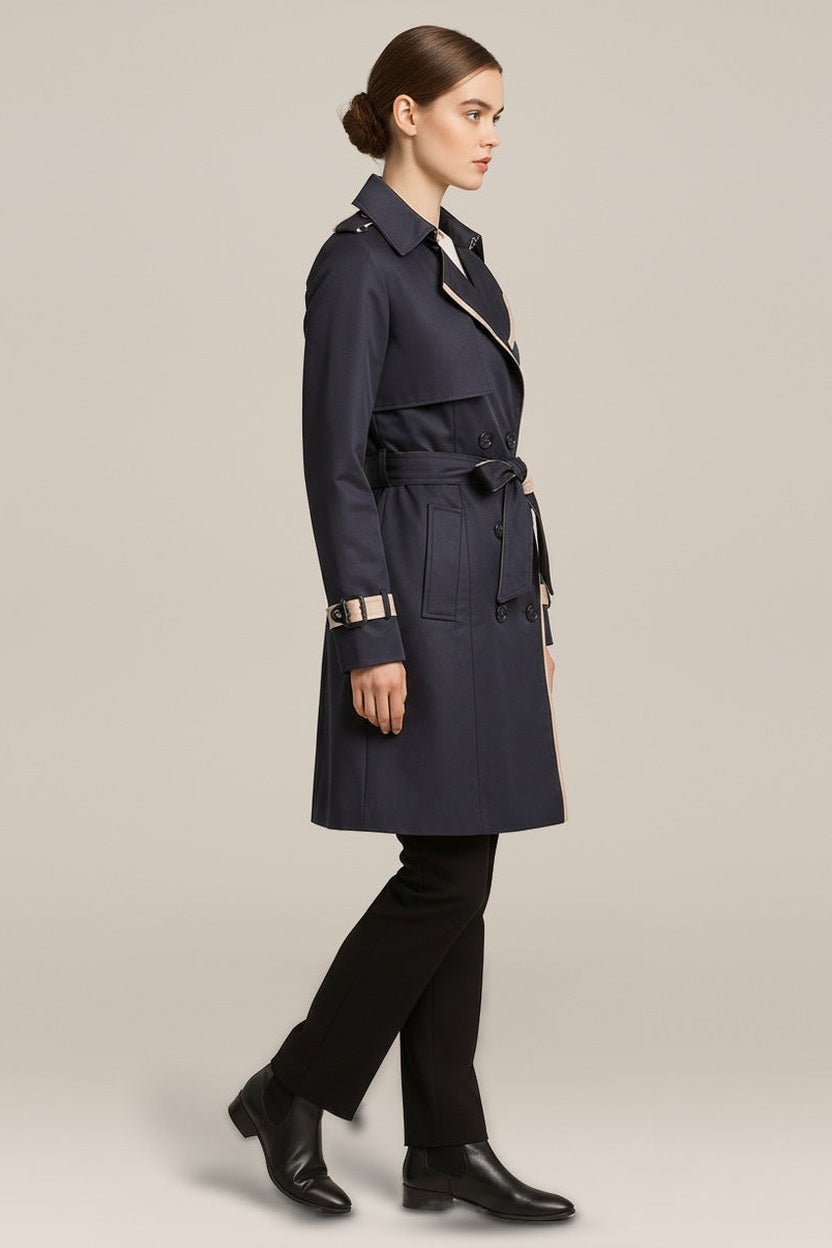 Trenchcoat Dames met Contrastbies – Dubbele Knopenrij in marineblauw – zijaanzicht