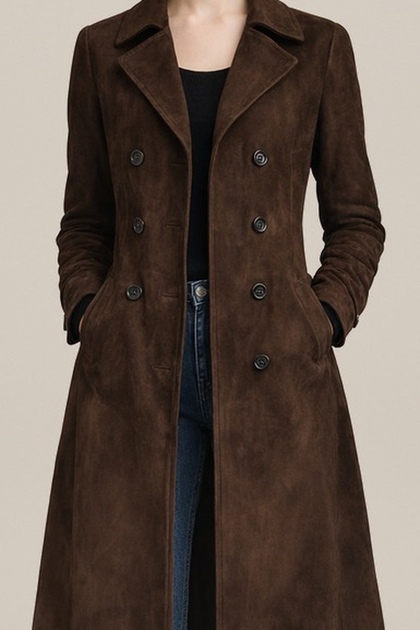 Lange Jas Dames in Suèdelook – Mantel met Revers en Knopen — Corvina in Donkerbruin – close-up