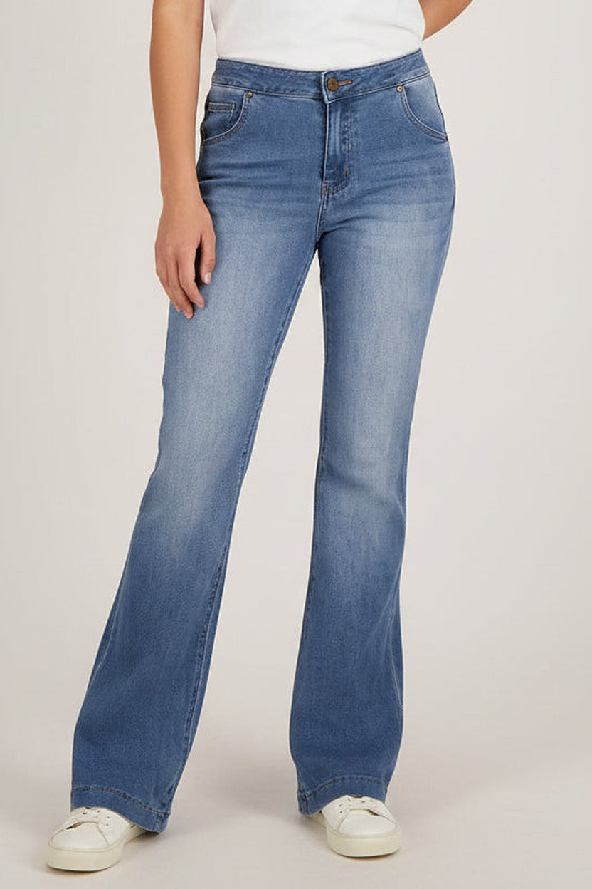 Flare Denim Broek Dames – Uitlopende Pijpen – close-up