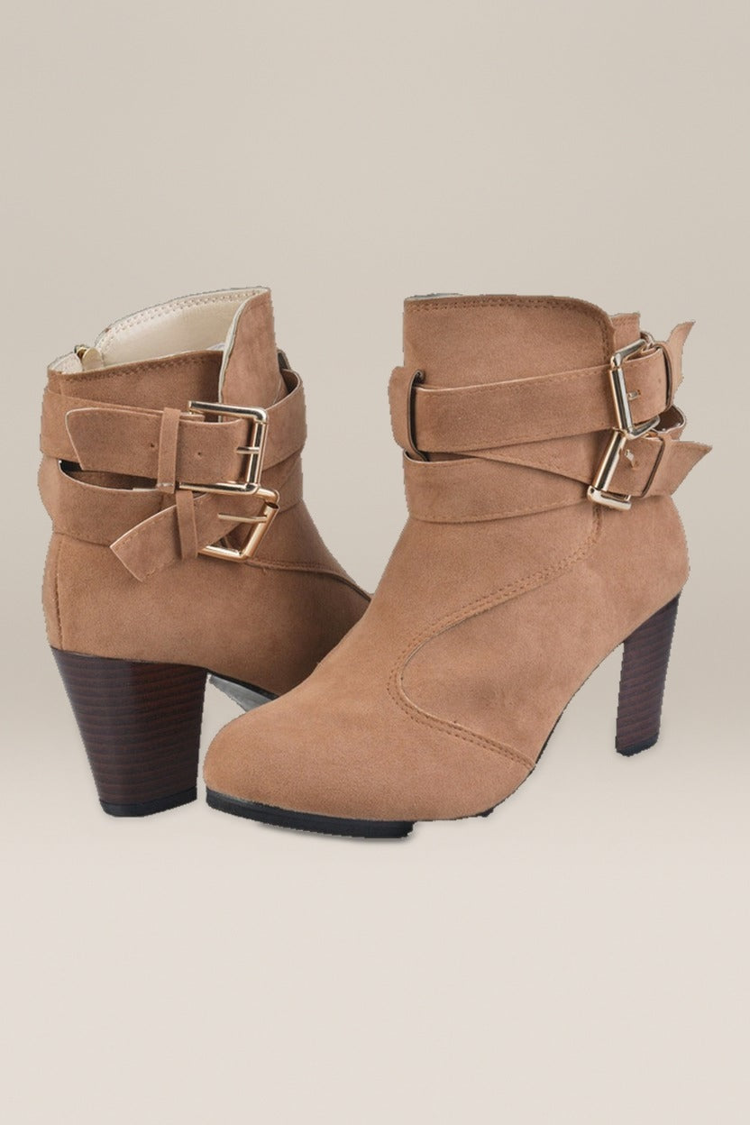 Enkellaarsjes Dames met Hak en Gespen – Suèdelook — Hedda – Cognac – close-up