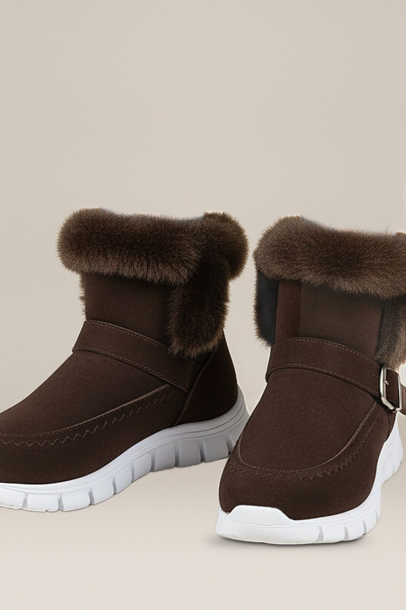 Gevoerde Snowboots Dames met Gesp – Imitatiebont Kraag — Saga – Bruin – close-up
