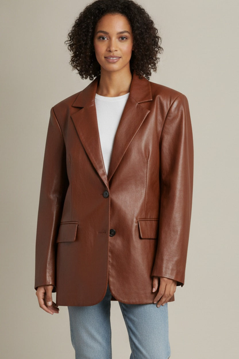 Blazer Dames in Leerlook – Oversized Colbert met Knopen — Benedetta – Cognac – close-up