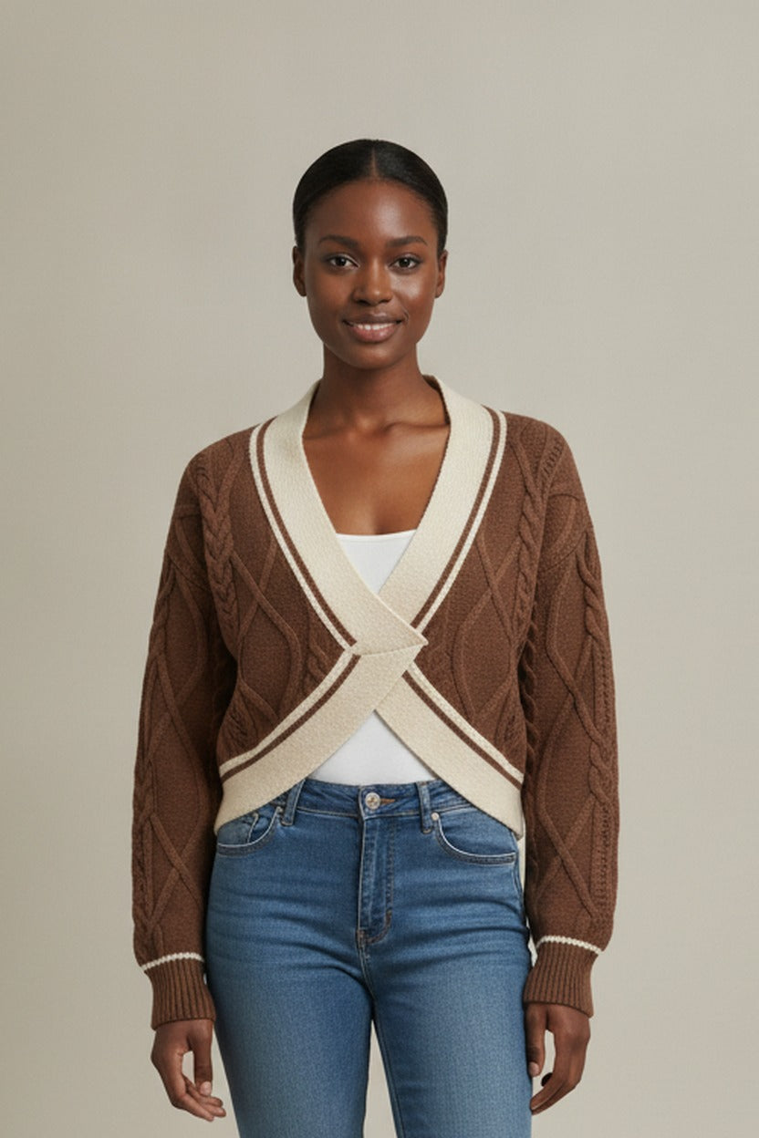 Kort Vest Dames met V-hals – Kabelvest met Contrastrand — Brielle – Bruin – close-up