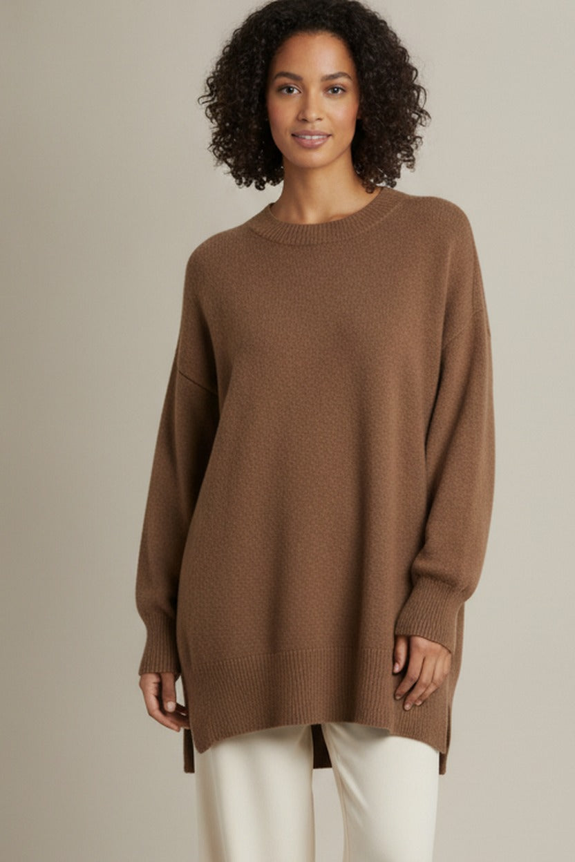 Oversized Trui Dames met Ronde Hals – Lange Trui met Split — Ginevra – Mokka – close-up