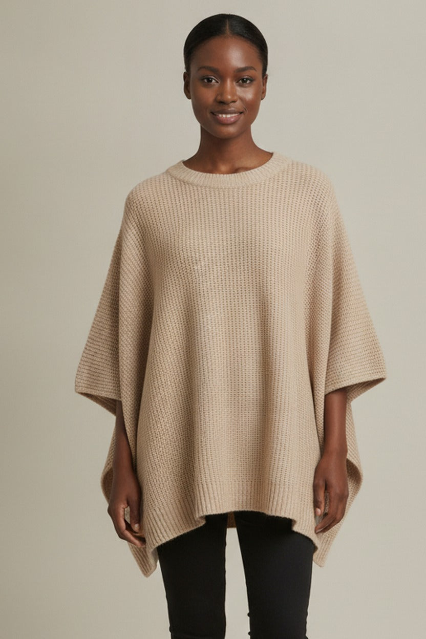 Oversized Trui Dames met Vleermuismouwen – Poncho Trui — Kalani – Beige – close-up
