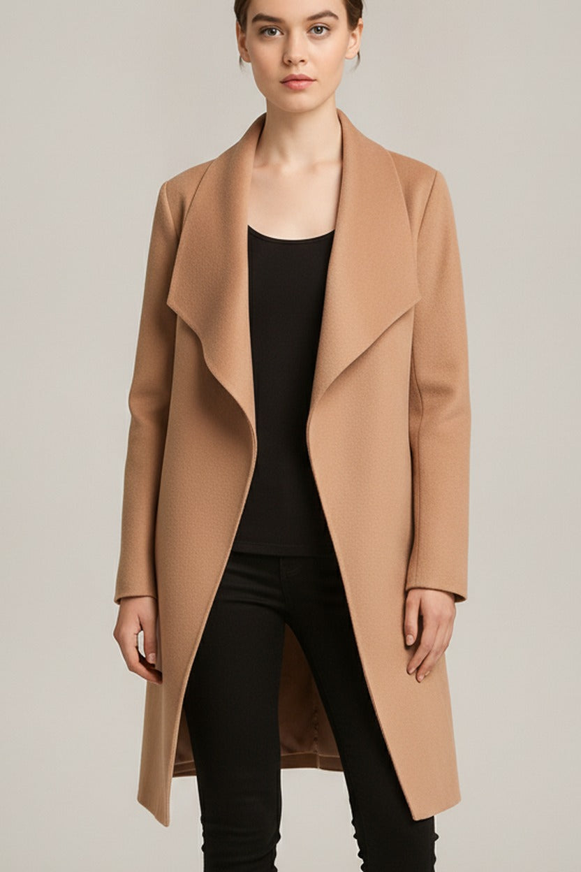 Lange Jas Dames met Watervalkraag – Open Mantel in Wollook — Nalani – Camel – close-up