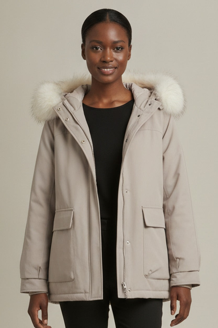 Winterjas Dames met Bontkraag Capuchon – Korte Parka — Quilla – Beige – close-up