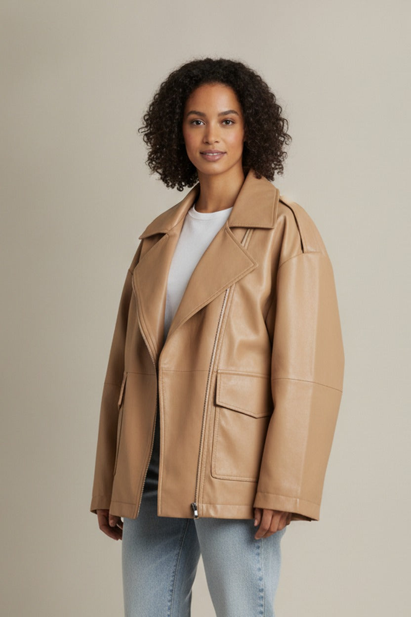 Korte Jas Dames in Leerlook – Oversized Jasje met Revers — Sabine – Camel – close-up