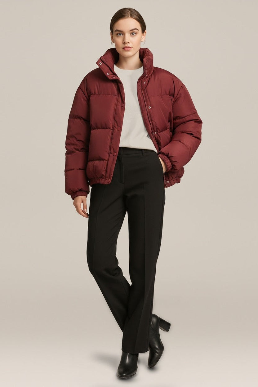 Korte Pufferjas Dames met Opstaande Kraag – Oversized in bordeaux – vooraanzicht
