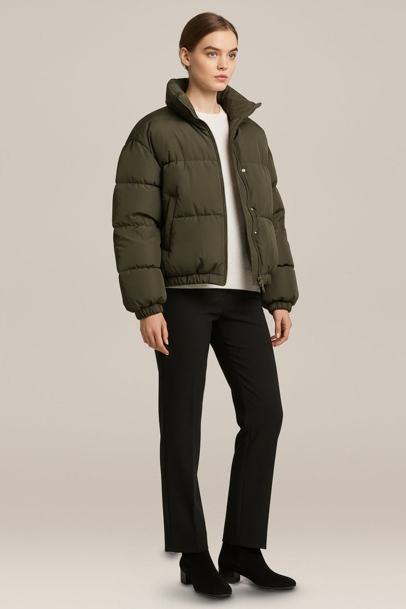Korte Pufferjas Dames met Opstaande Kraag – Oversized in olijfgroen – vooraanzicht