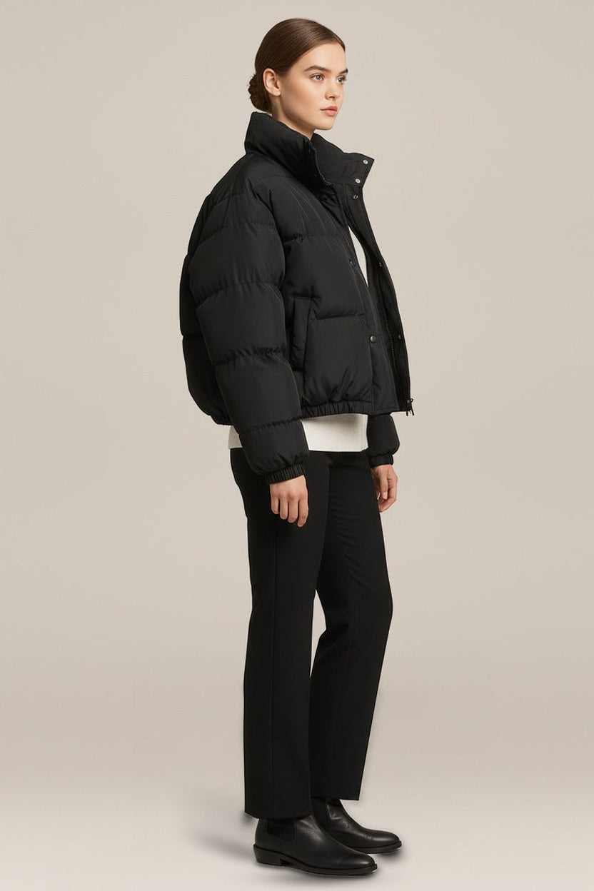 Korte Pufferjas Dames met Opstaande Kraag – Oversized in zwart – zijaanzicht