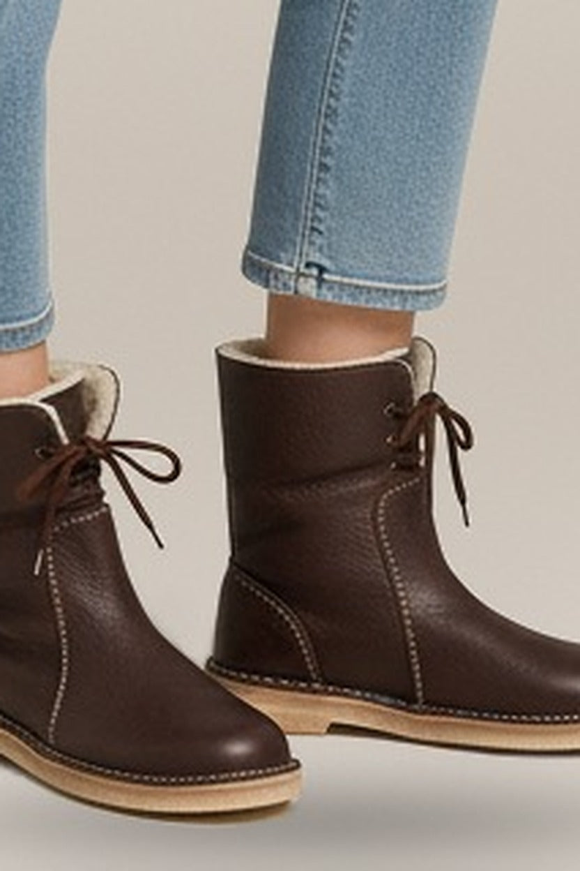 Halfhoge Laarzen Dames – Gevoerde Boots met Platte Zool — Delfina in Bruin – close-up