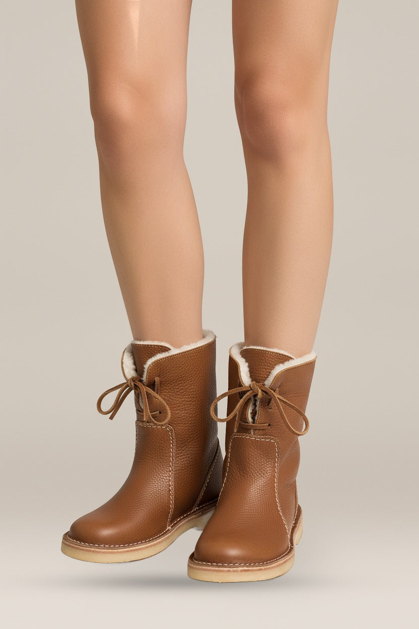 Halfhoge Laarzen Dames – Gevoerde Boots met Platte Zool — Delfina in Cognac – vooraanzicht