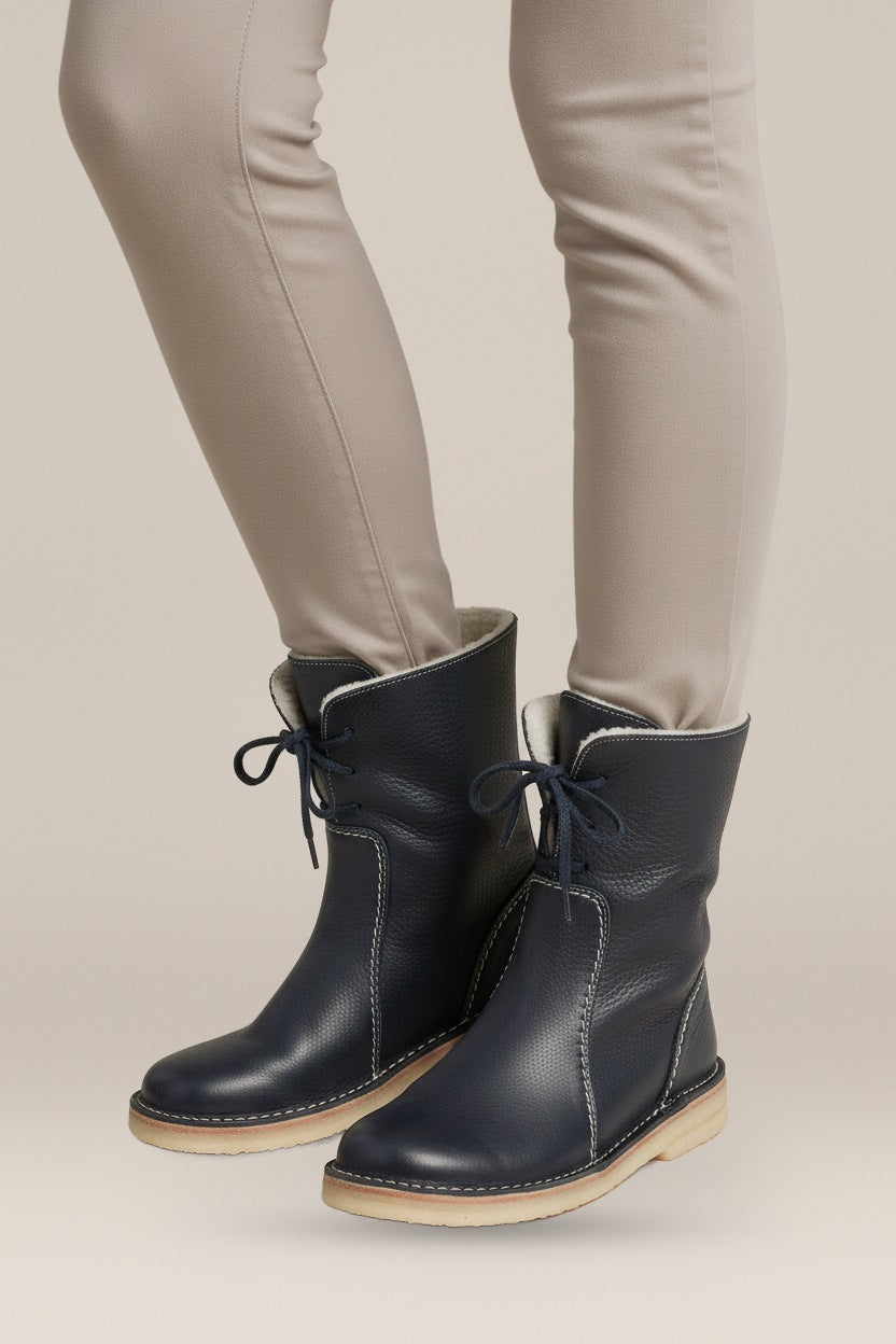 Halfhoge Laarzen Dames – Gevoerde Boots met Platte Zool — Delfina in Marineblauw – vooraanzicht