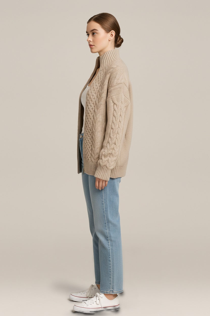 Kabelgebreid Vest Dames met Rits – Opstaande Kraag in beige – zijaanzicht