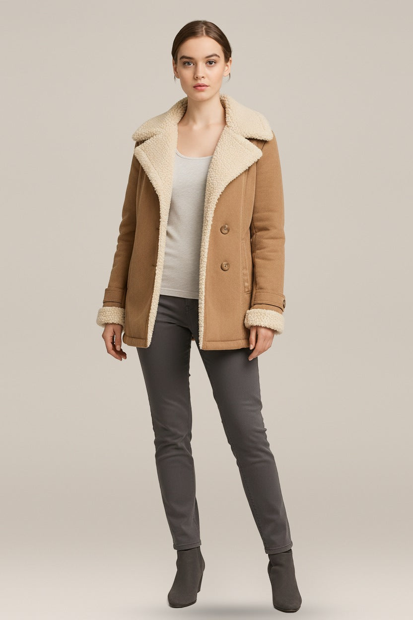 Gevoerde Jas Dames met Teddy Kraag – Winterjas met Knopen — Henrike in Camel – vooraanzicht