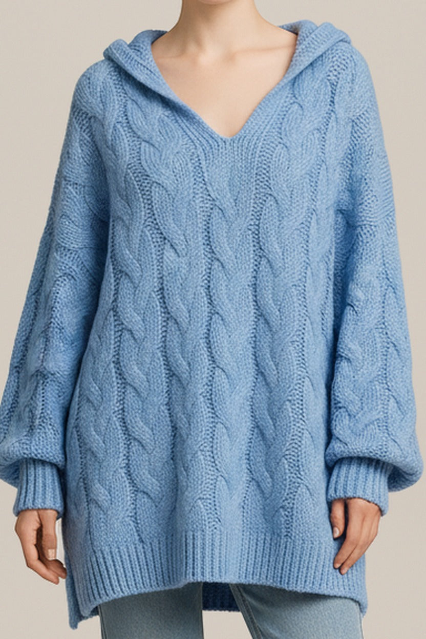 Grofgebreide Kabeltrui Dames met Capuchon – Oversized in lichtblauw – detail