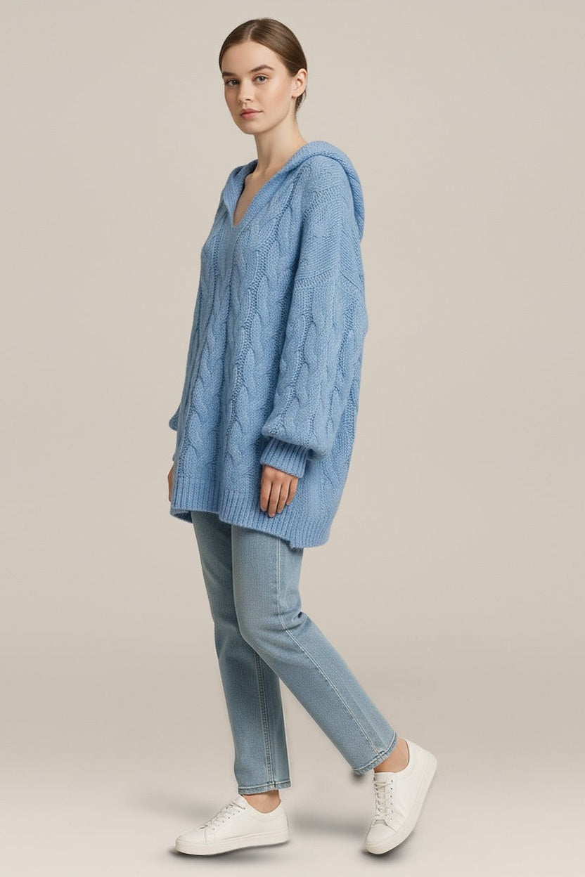 Grofgebreide Kabeltrui Dames met Capuchon – Oversized in lichtblauw – zijaanzicht