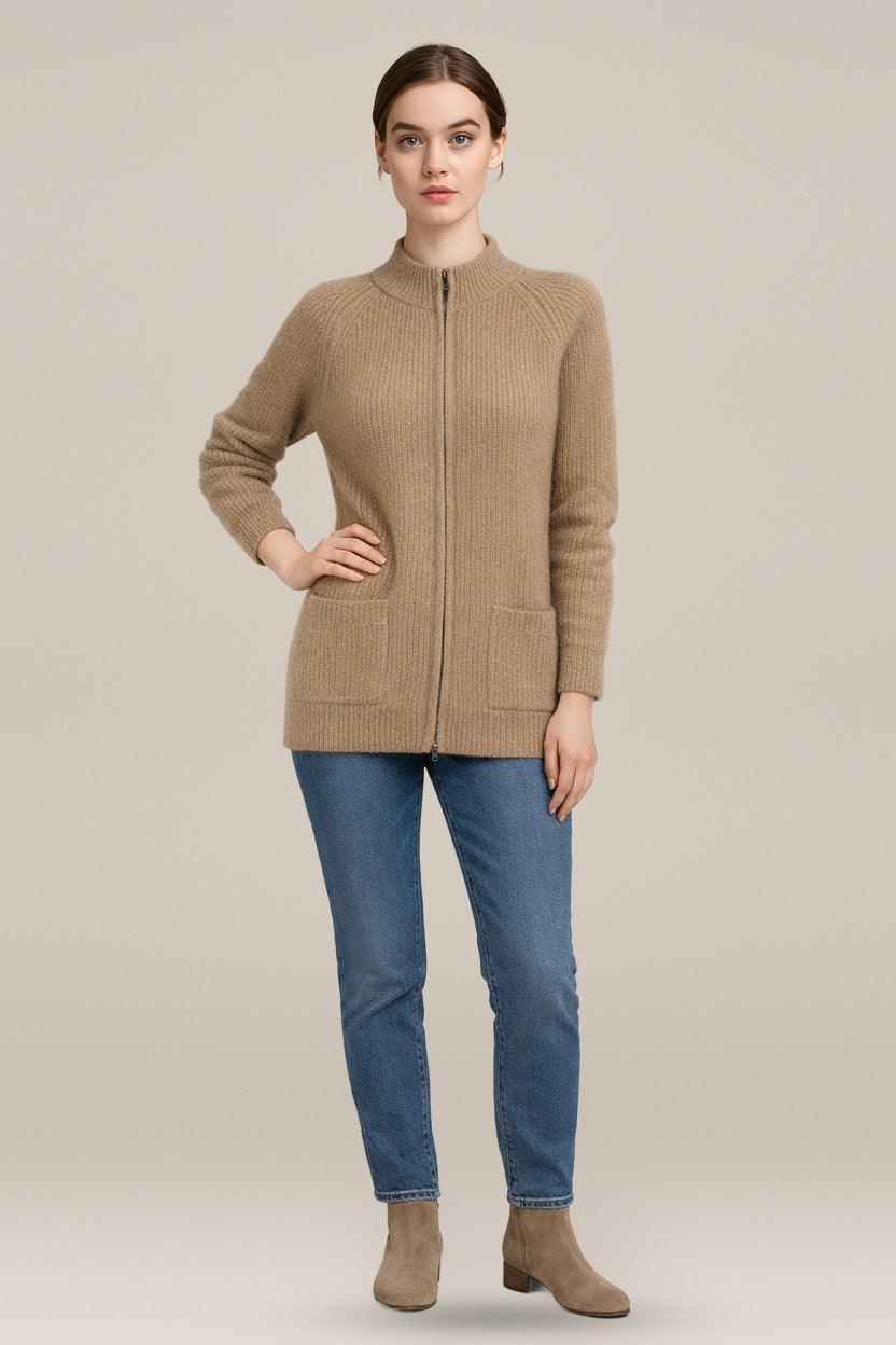 Gebreid Vest Dames met Rits en Opstaande Kraag – Ribbreisel — Kerensa in Camel – vooraanzicht