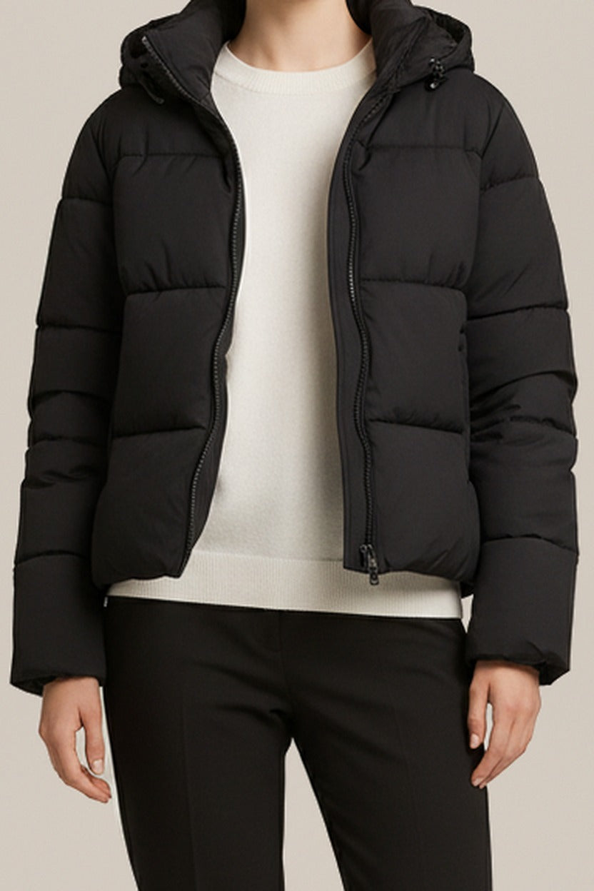 Korte Pufferjas Dames met Opstaande Kraag – Winterjas in zwart – detail